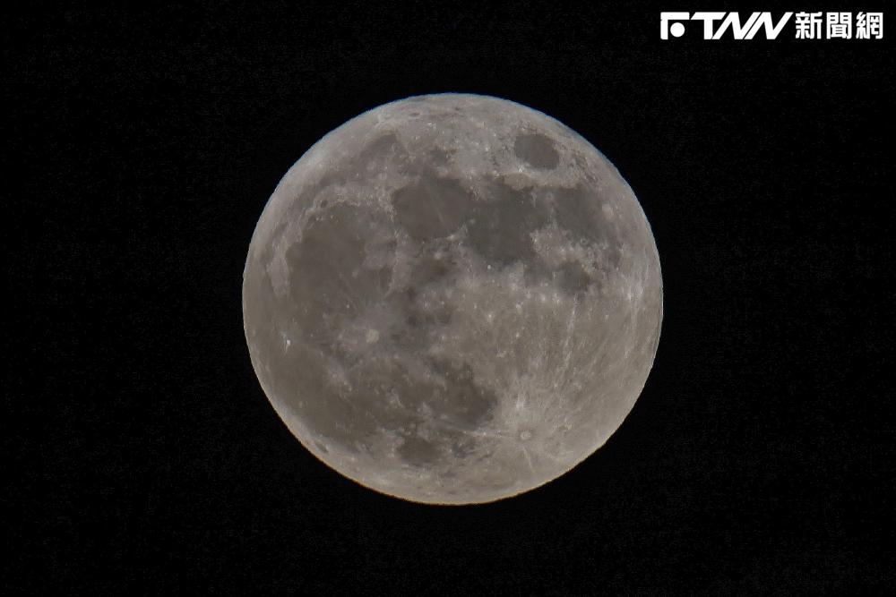 直擊／中秋夜滿月「10年來最圓」　台北天文館：錯過再等14年