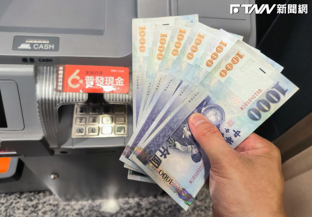 瞥見有人攜「百萬鈔票」超商ATM猛存！他不解為何不去銀行　網不裝了曝真相