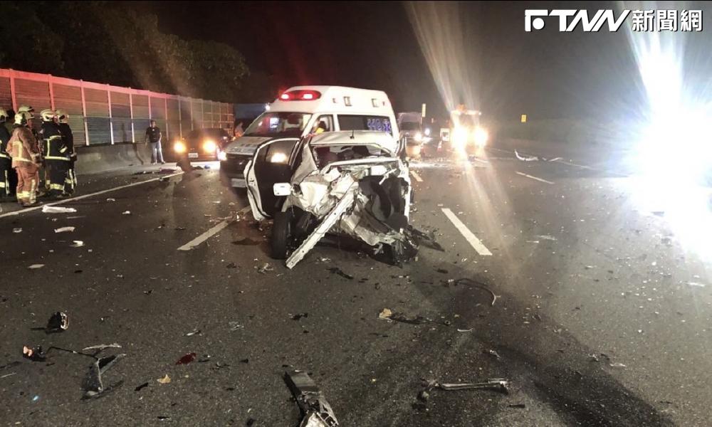 佳節遇憾事…國道凌晨死亡車禍 小客車遭撞擊「面目全非」1死3送醫