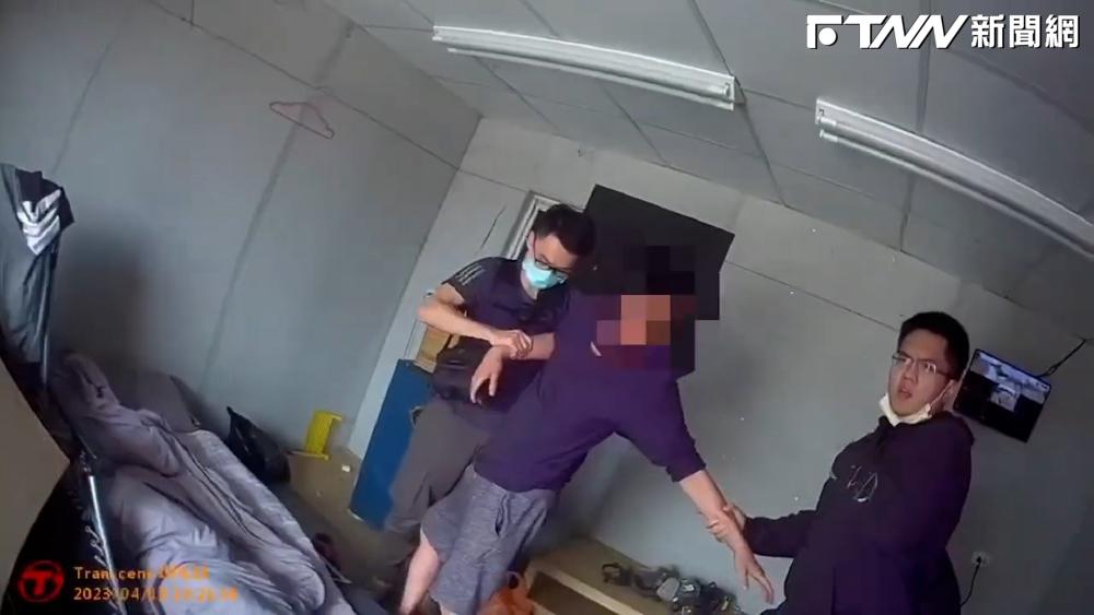影／感冒藥煉毒價值5600萬元　三嫌藏身濕地旁警圍捕